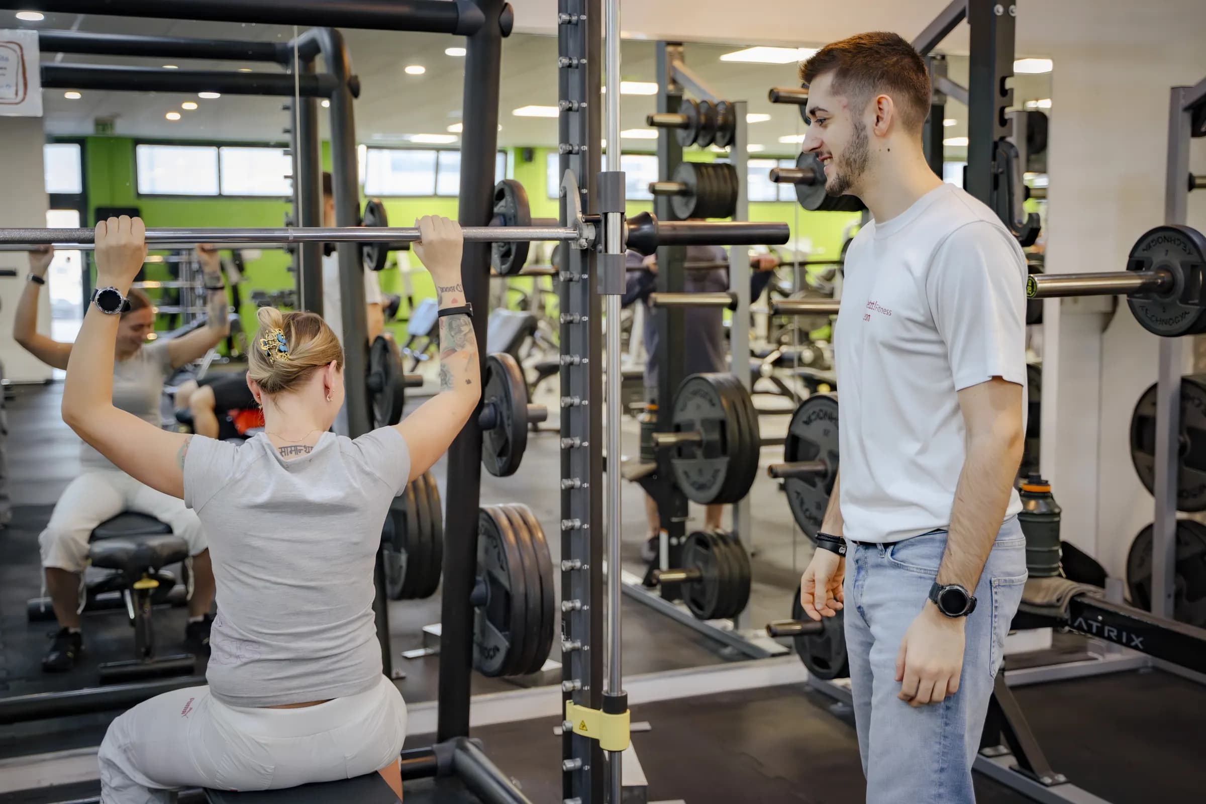 Trainer betreut ein Mitglied an der Multipresse im JETZT!